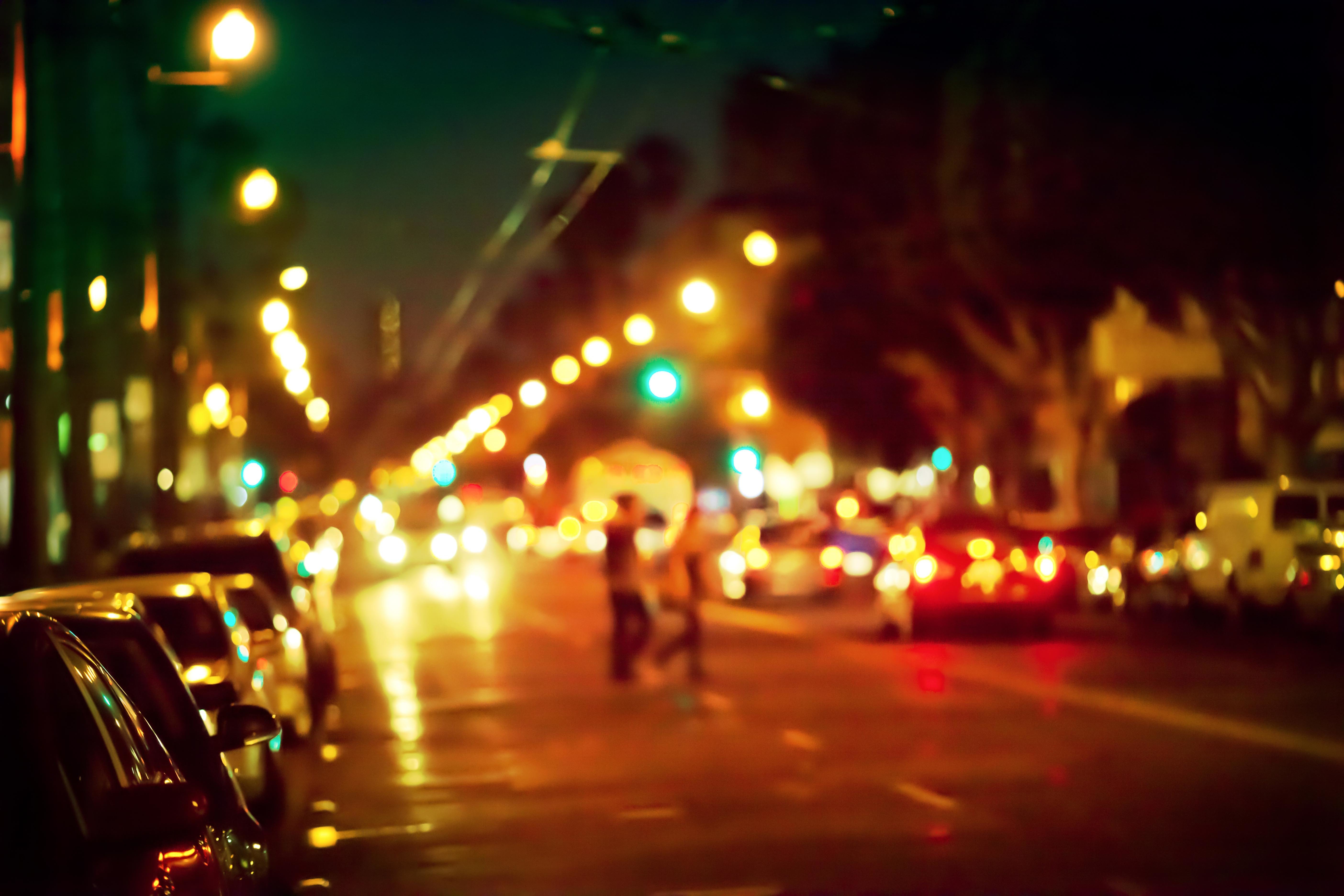 Вечер улица машины. Вечерний город. Ночная улица с машинами. Город ночью. Ночная улица с людьми.