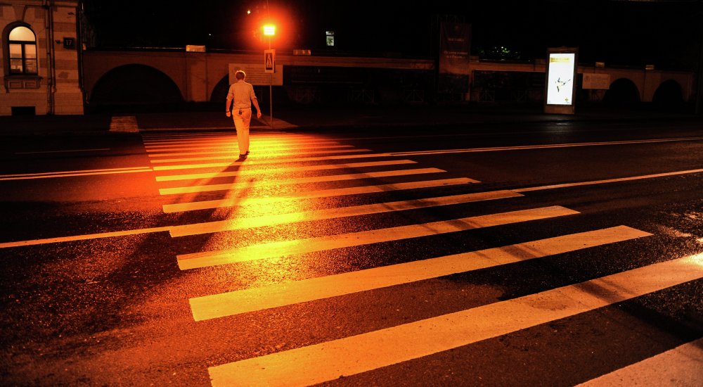 Пешеход на ночной дороге