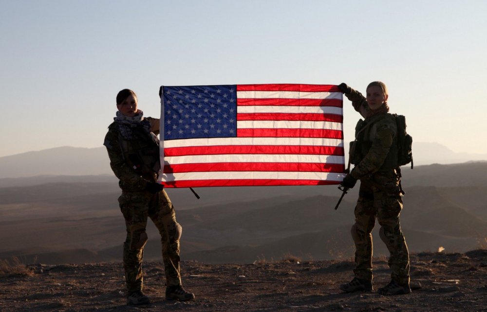 Американский солдат с флагом