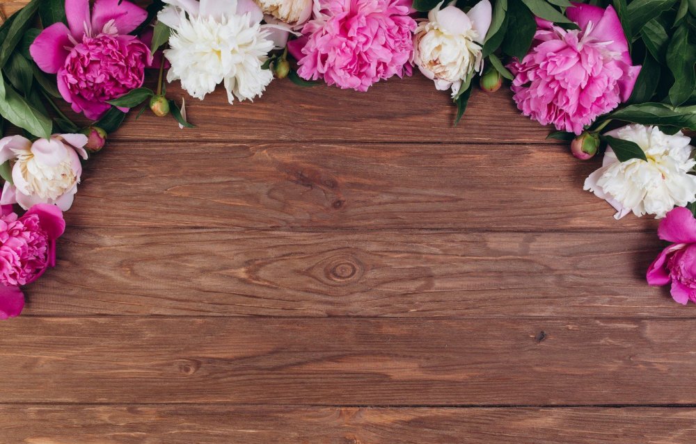 Цветы на деревянном фоне