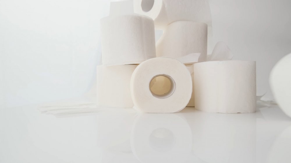 Рулон туалетной бумаги на коричневом фоне