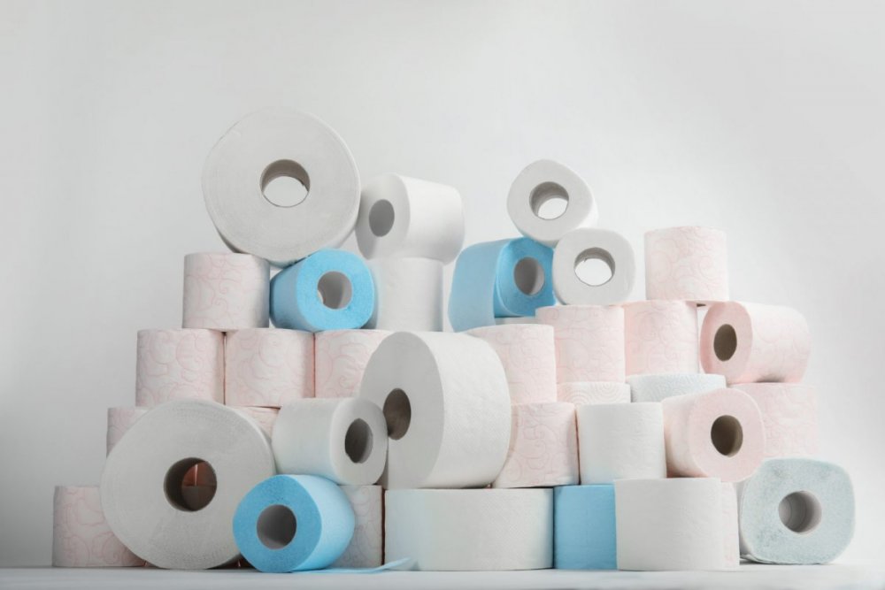 Куча туалетной бумаги на белом фоне