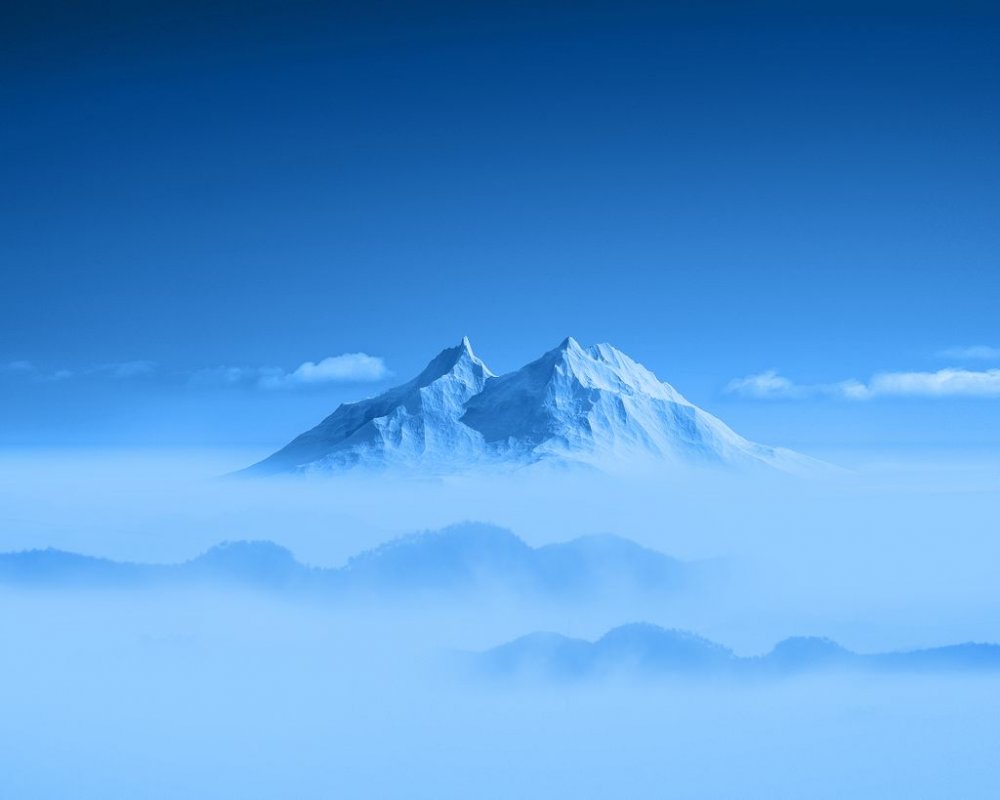 Горы на голубом фоне