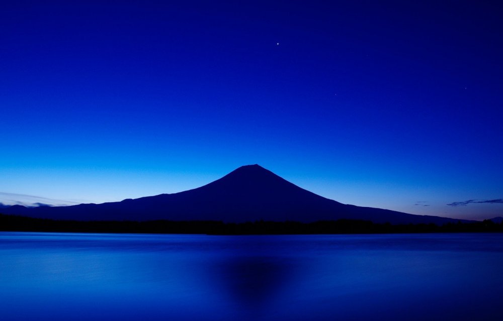 Японская гора Фудзияма ночью