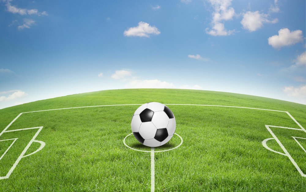 Футбольный мяч на поле