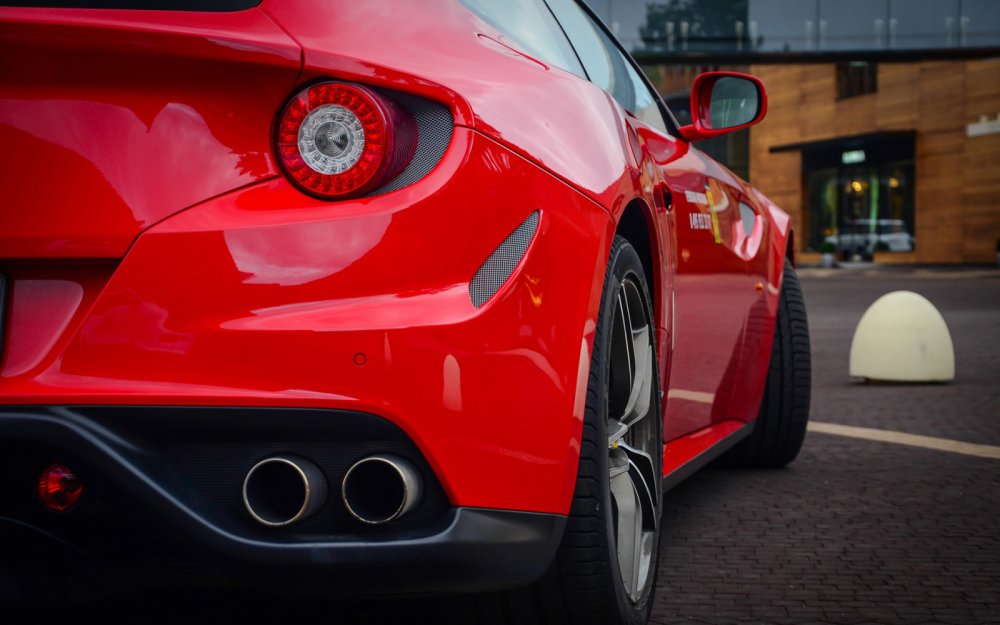 Ferrari вид сзади