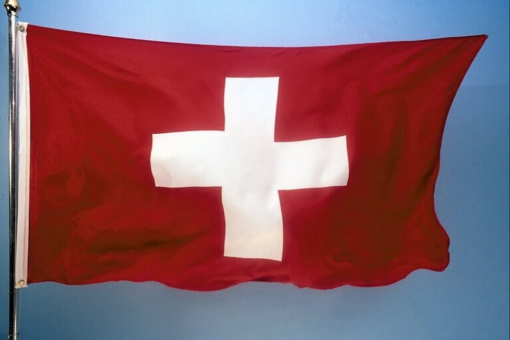 Красный крест и швейцарский флаг