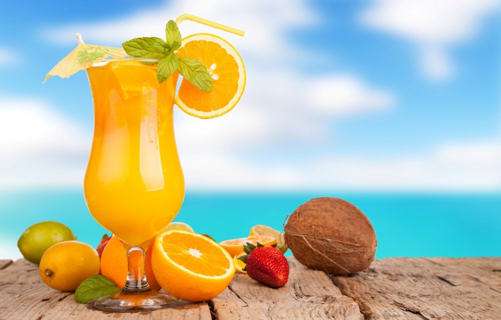 Апельсиновый сок на пляже