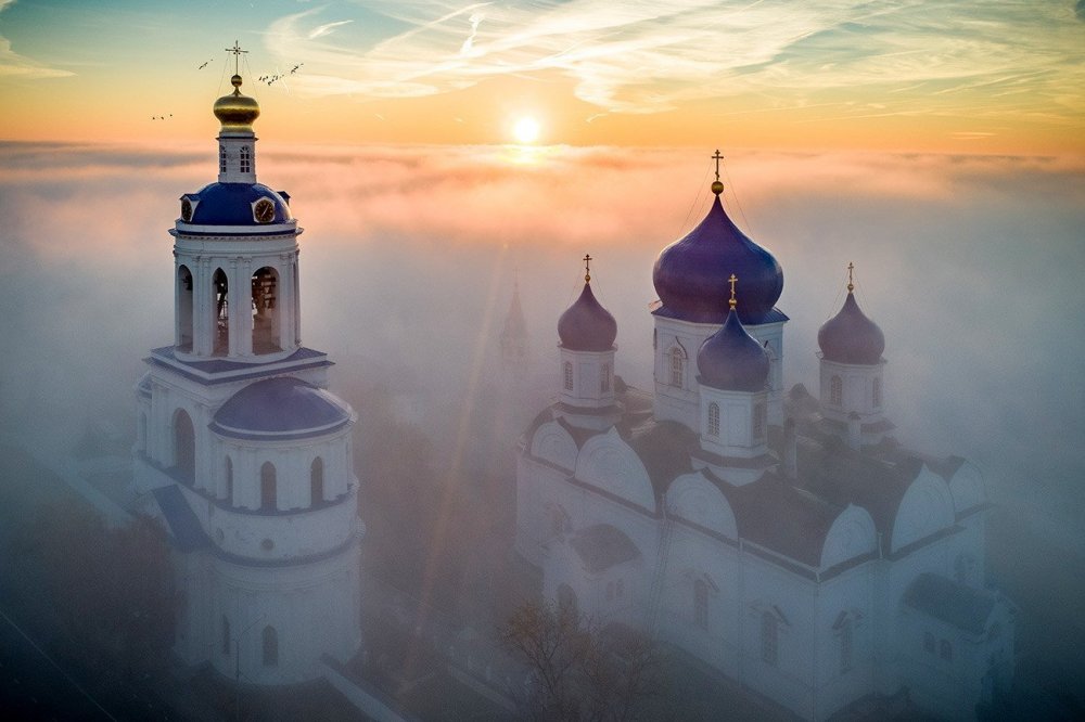 Церковные купола в тумане