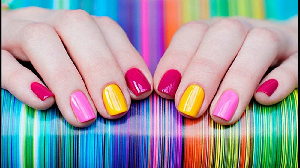 Разноцветные ногти фон