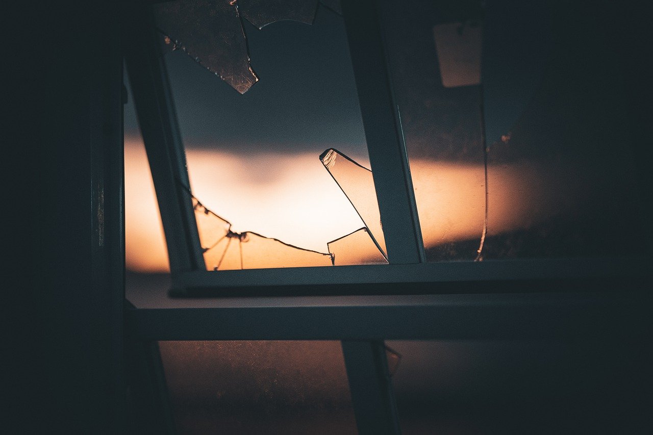 Разбитое окно. Треснувшее окно. Разбитое окно в комнате. Разбитые окно в доме ночью. Окно парохода