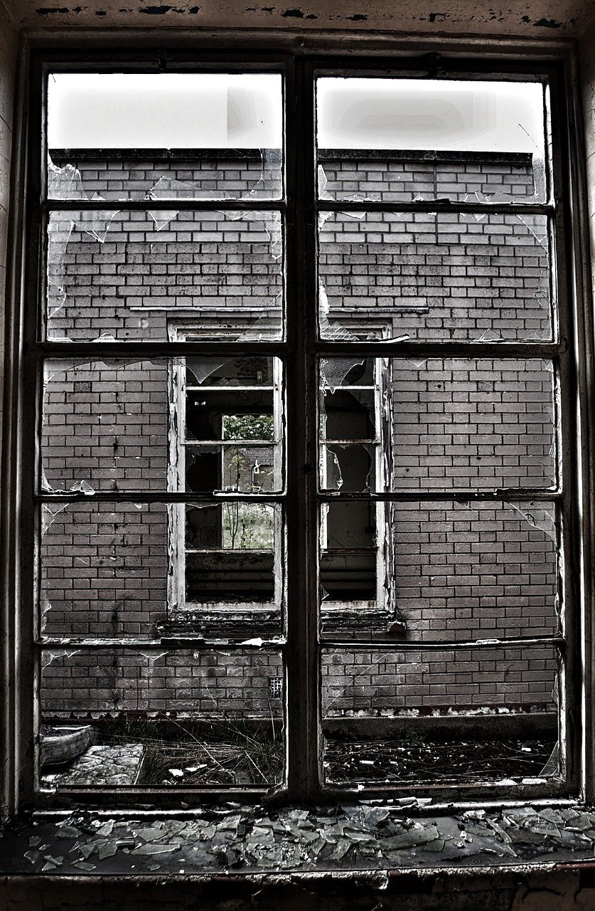 Разбитые старые окна
