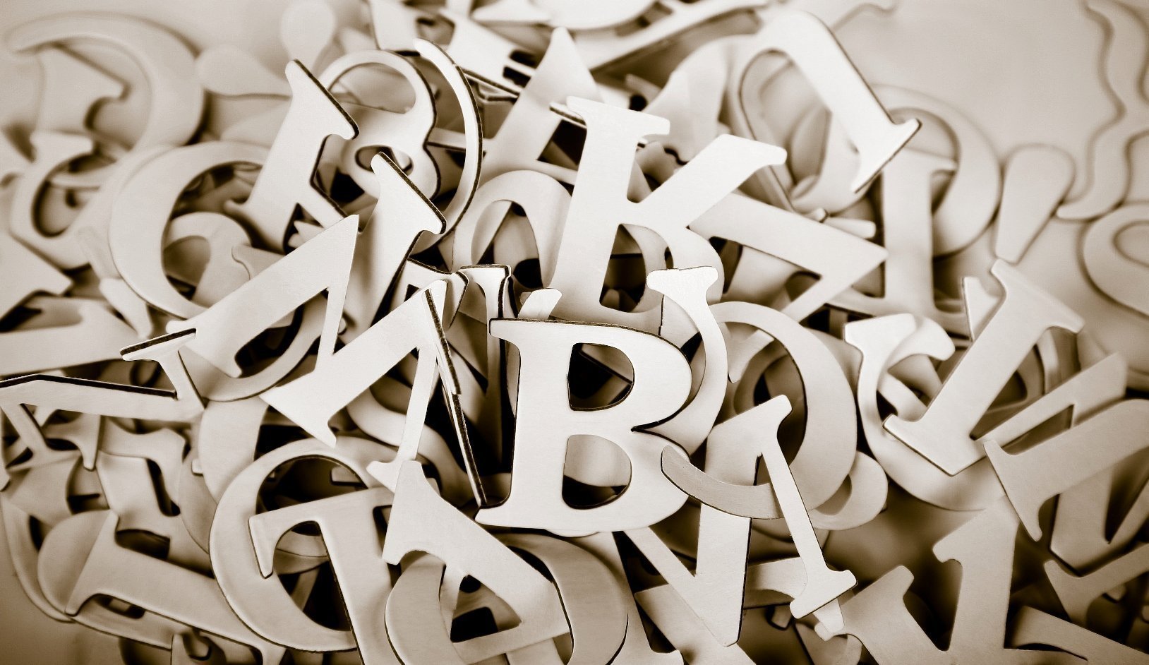 Столько много слов. Много букв. Фон буквы. Хаотичные буквы. Абстракция буквы.