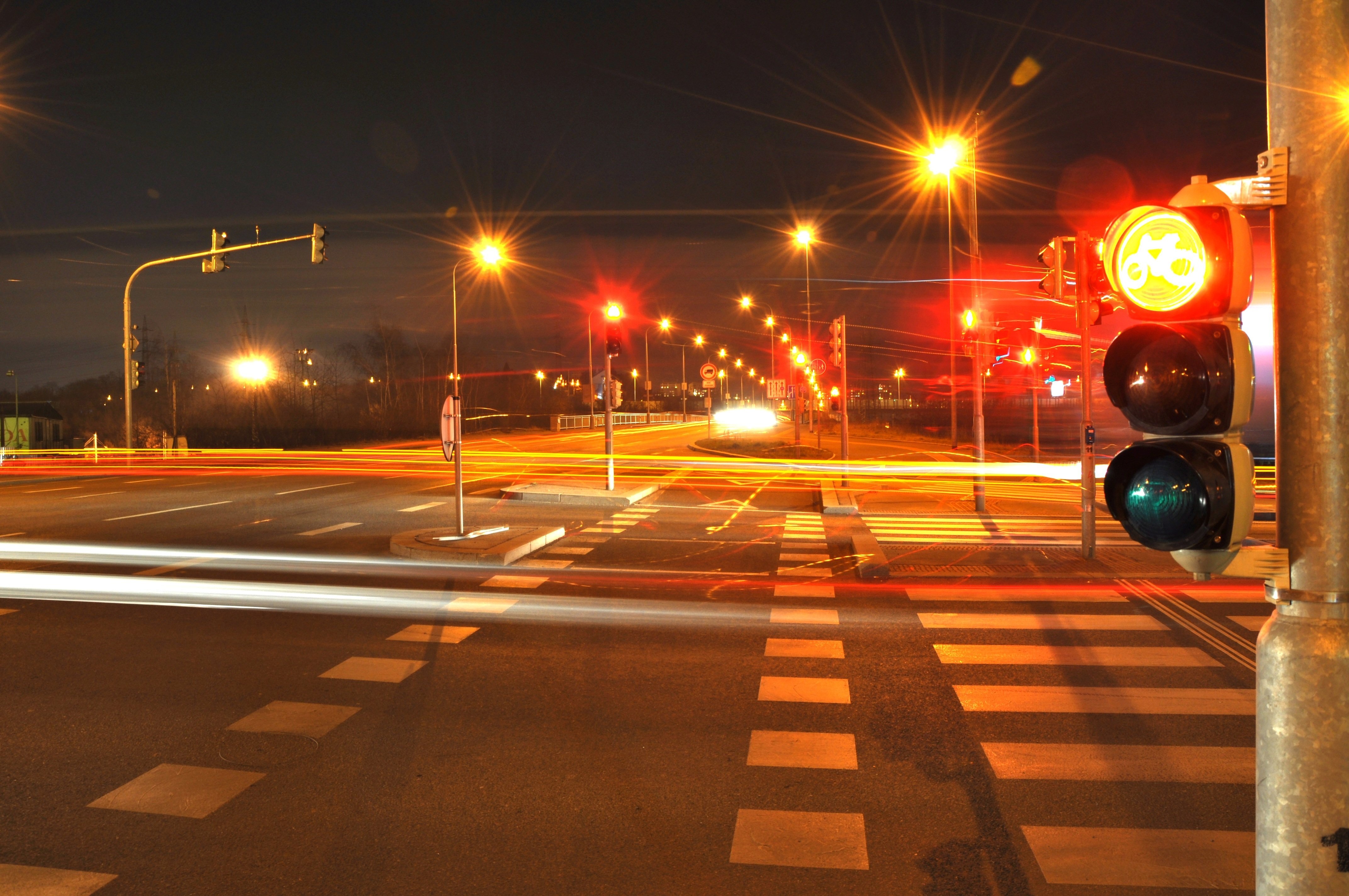 Переход на красный пешеход. Светофор Южно-Сахалинск. Светофор на дороге. Красивый светофор. Перекресток со светофором.
