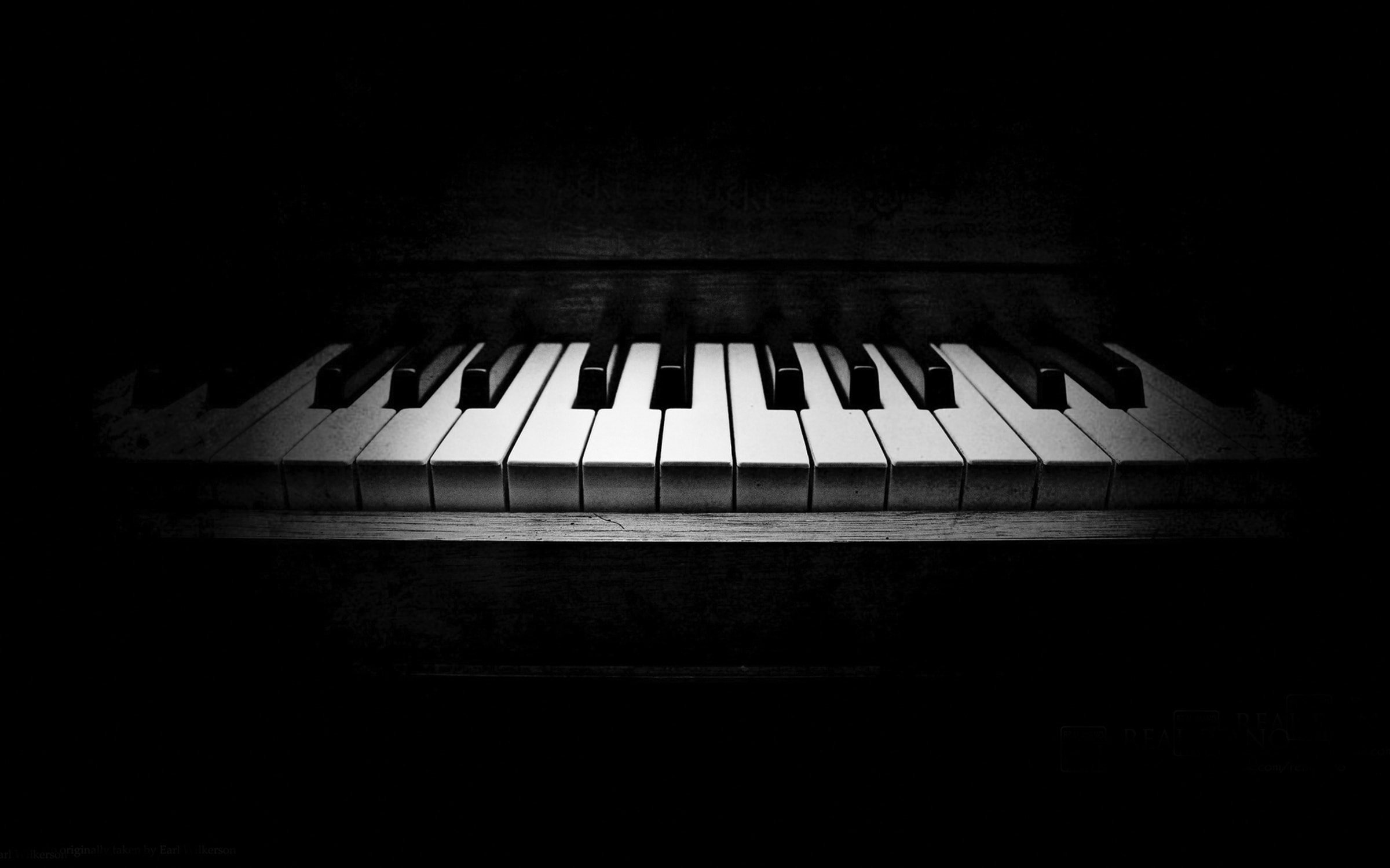 Песня черный рояль. Фортепиано фон. Рояль на черном фоне. Клавиши фортепиано. Пианино.