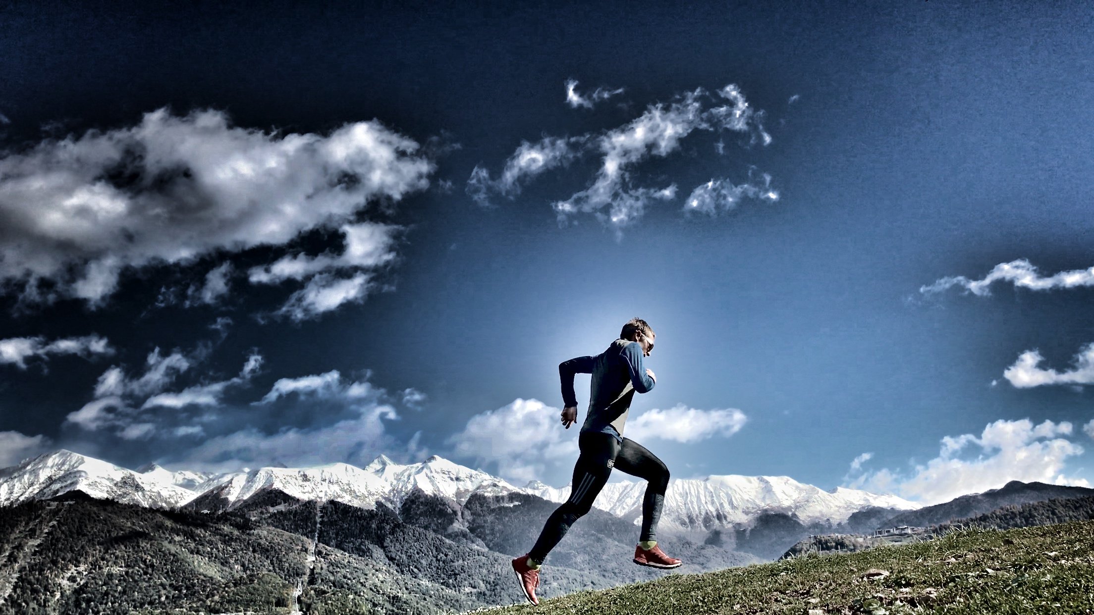 Спорт красивые слова. Бег в горах. Спорт в горах. Человек бежит в гору. Тренировка в горах.