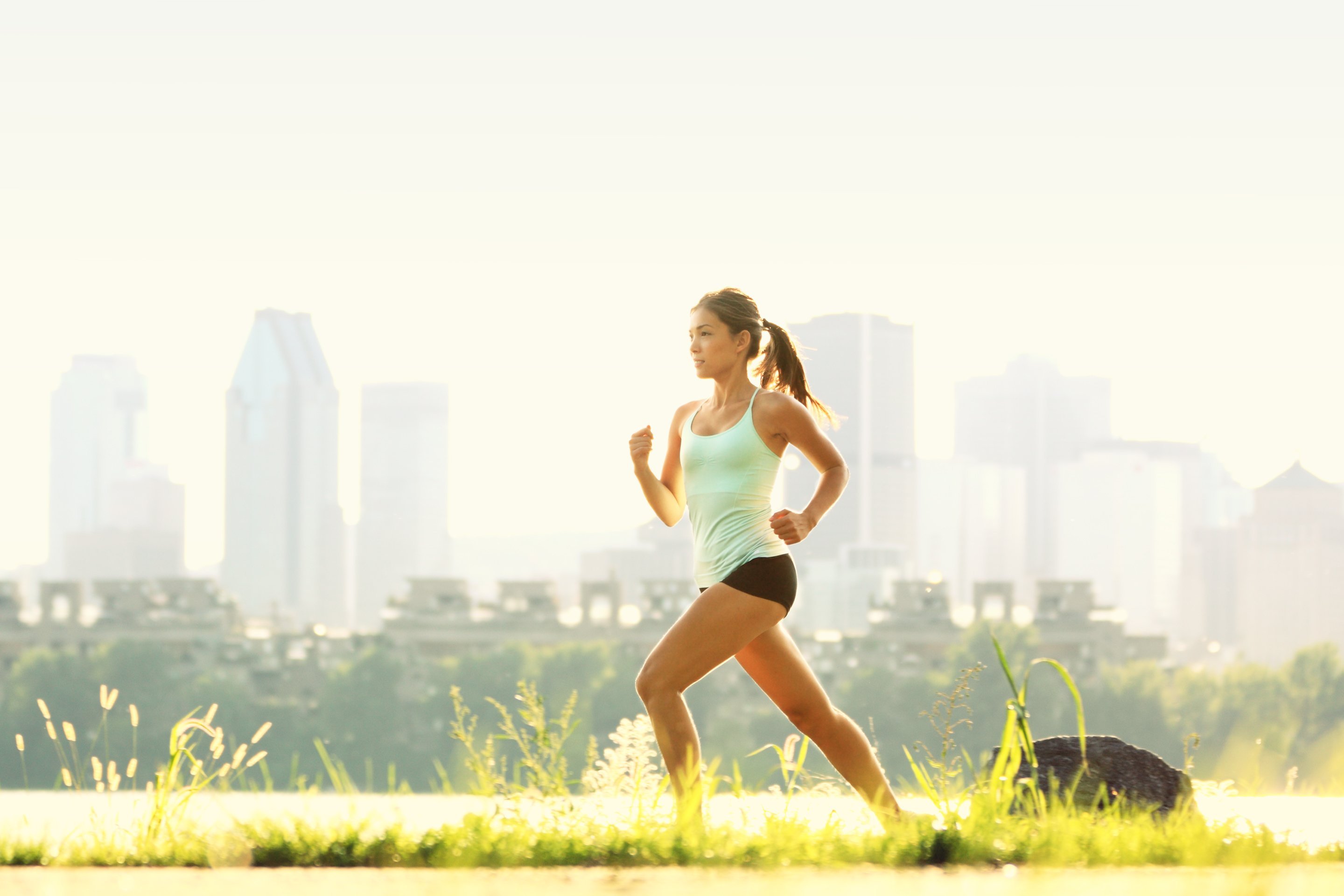 Существует ли мода на здоровый образ жизни. Девушка бежит. Девушка на пробежке. Утренняя пробежка. Занятие спортом летом.