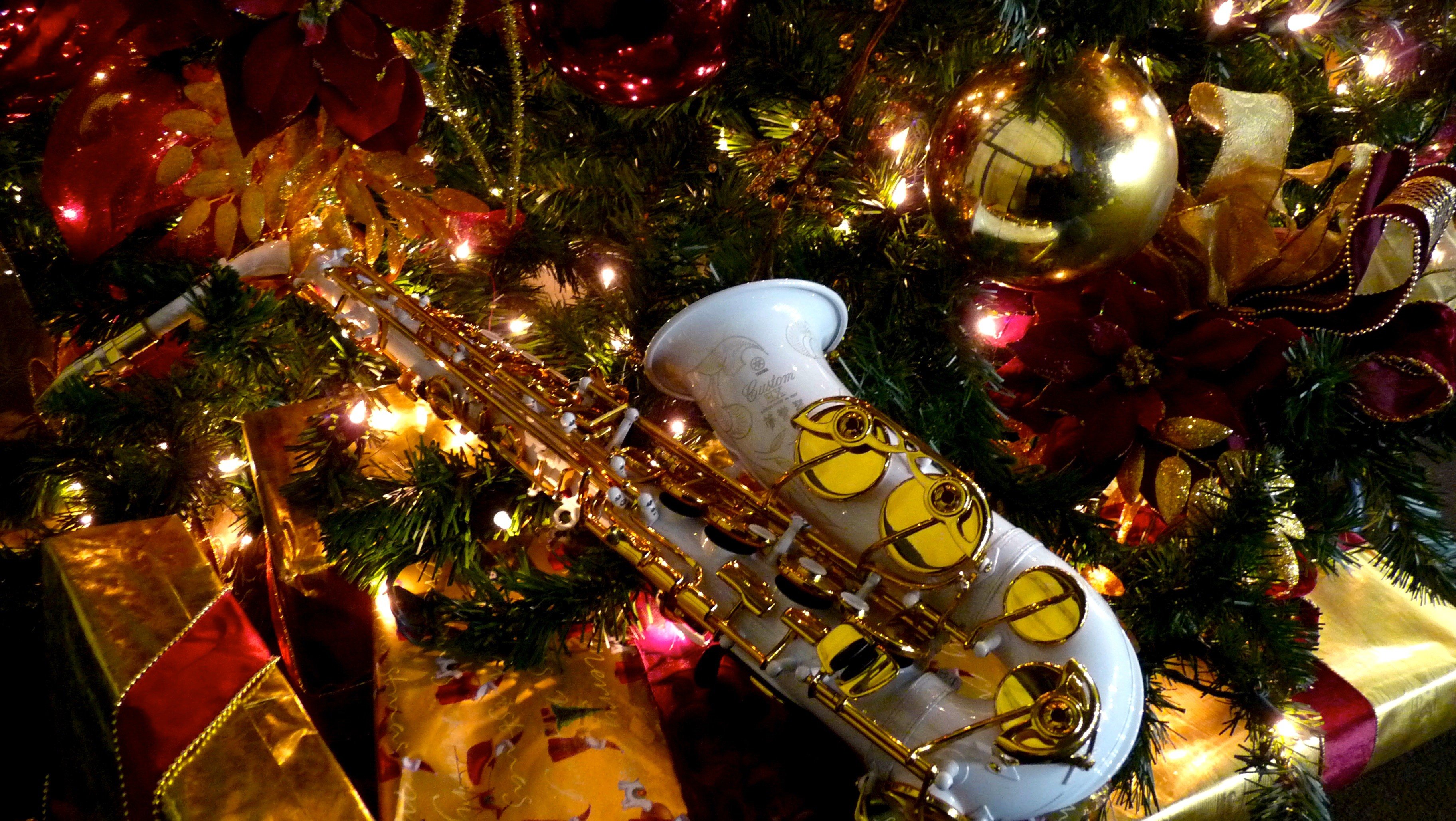 Песни на нов ночь. Новогодний джаз. Новогодний саксофон. Новогодний музыкальный вечер. Новогодняя ёлка с музыкальными инструментами.