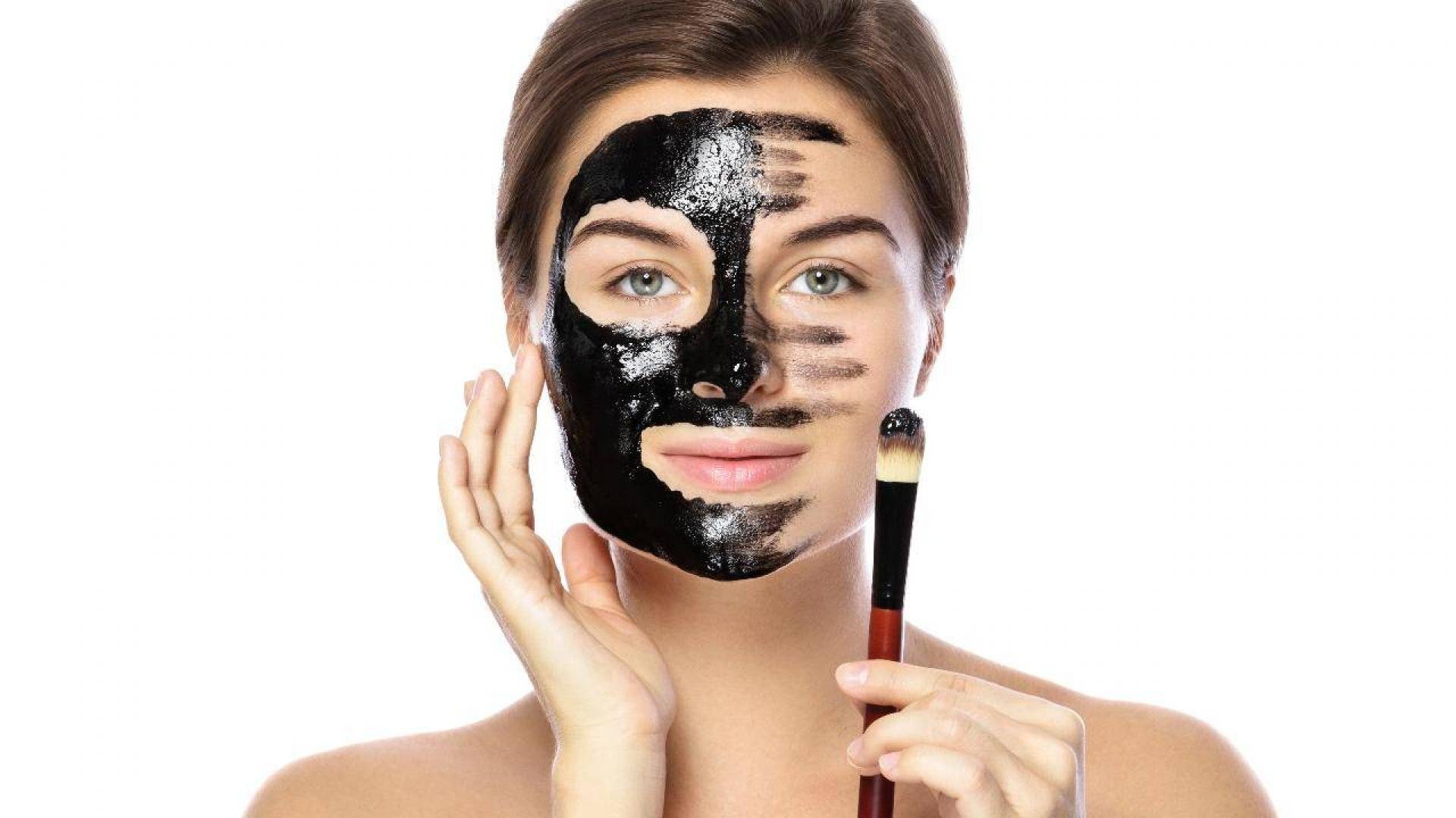 Черная маска косметика. Маска для лица. Девушка с маской на лице. Девушка в косметической маске. Женщина в маске для лица.