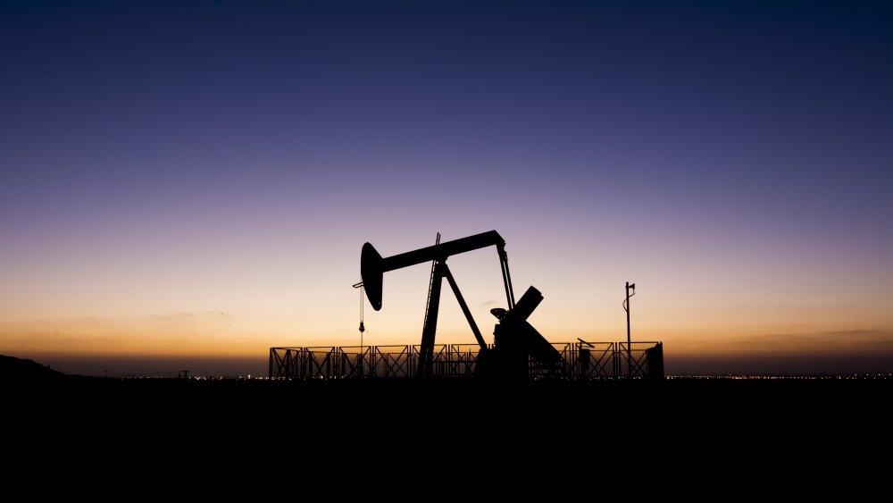 Нефтяная качалка на закате