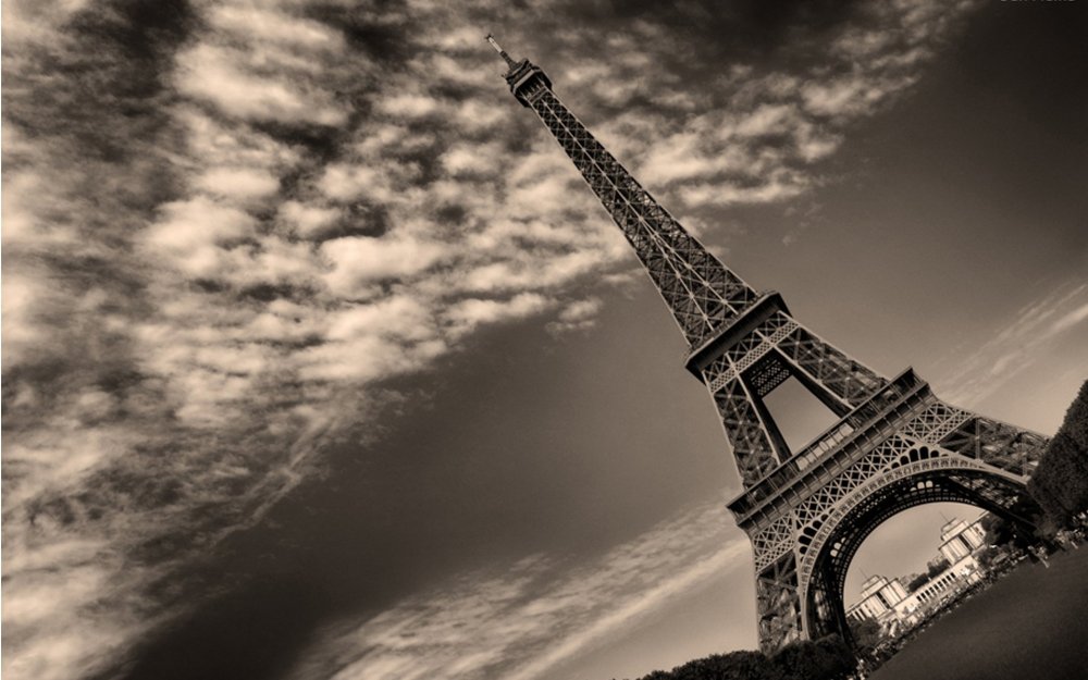 Эйфелева башня в Париже черно белая
