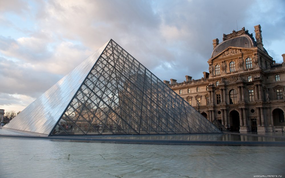 Стеклянная пирамида Лувра в Париже
