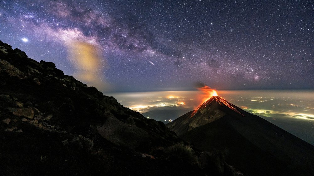 Млечный путь и вулкан в Гватемале