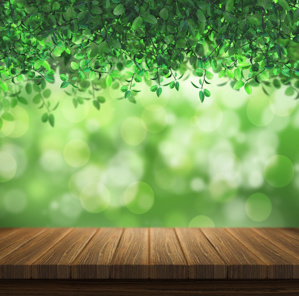 Деревянный стол с зеленью