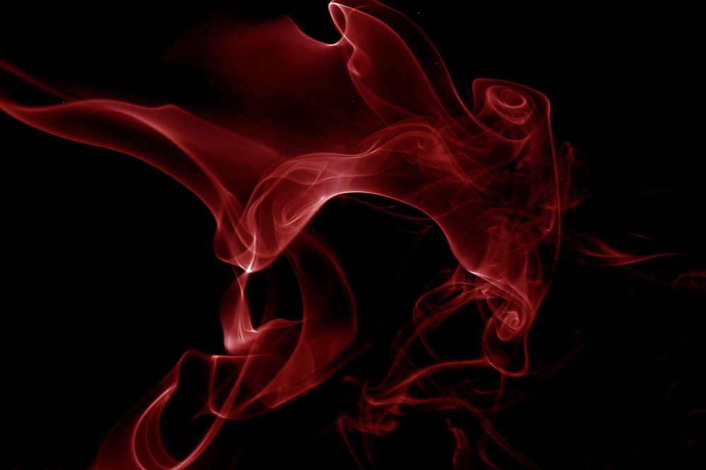 Красный дым на черном фоне