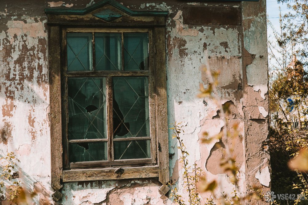 Старые дома с разбитыми окнами