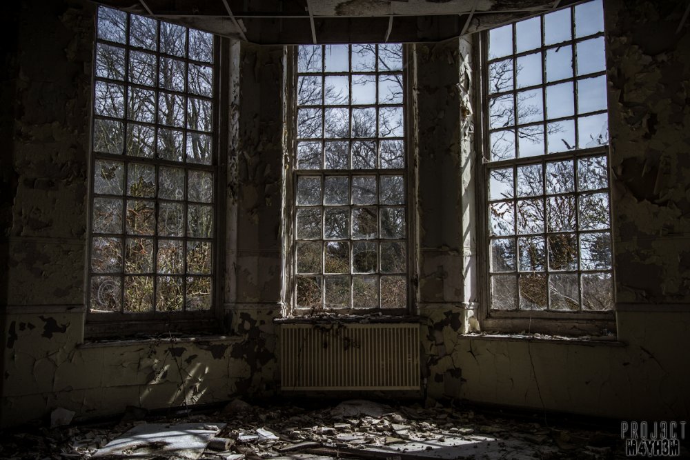Окно в заброшенном доме