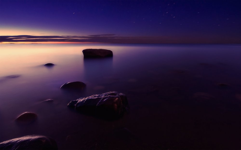 Камни на берегу моря ночью