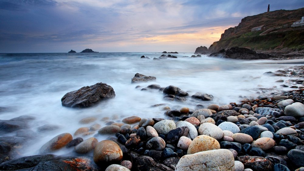 Каменный берег моря