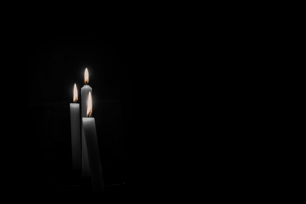 Свеча на темном фоне