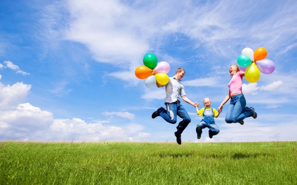 Семья с воздушными шарами