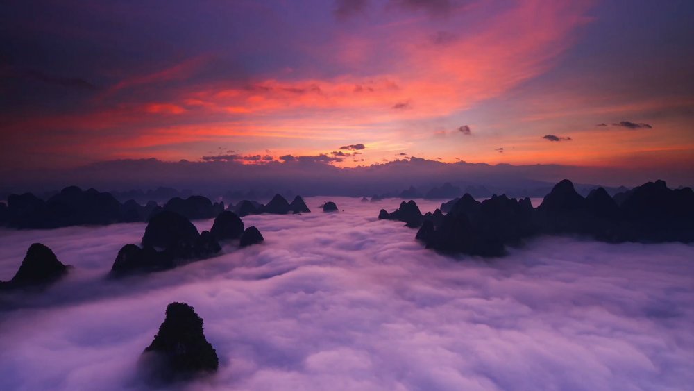 Горы в Китае Хуаншань в облаках