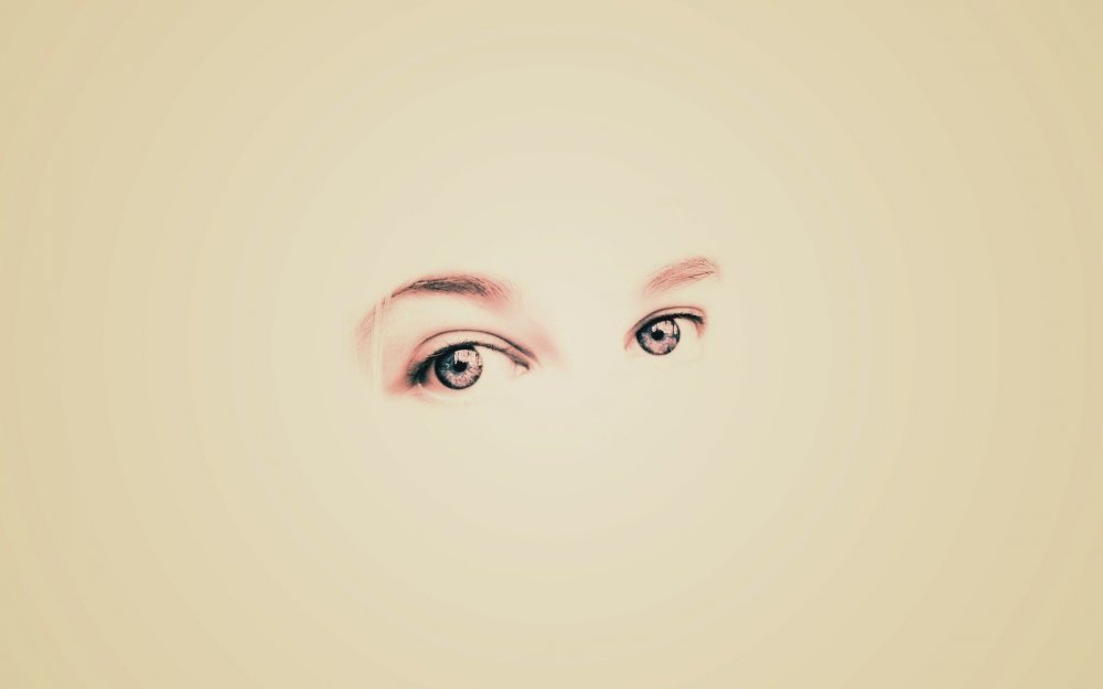 Женский глаз на однотонном фоне