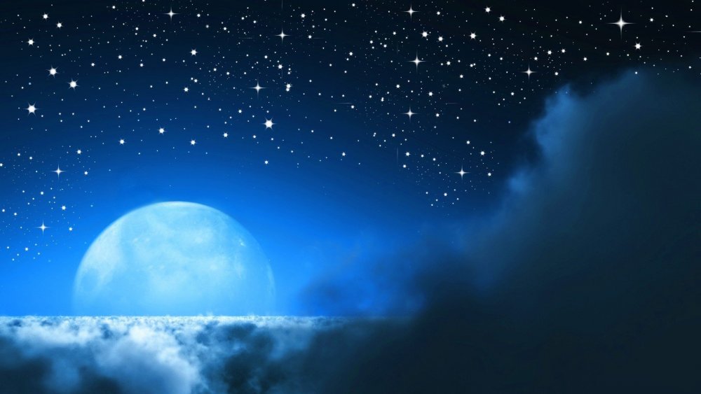 Ночное небо с облаками и звездами