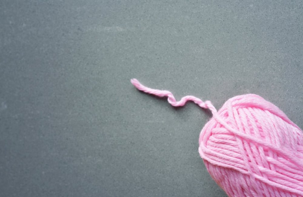 Клубок ниток для вязания розовый
