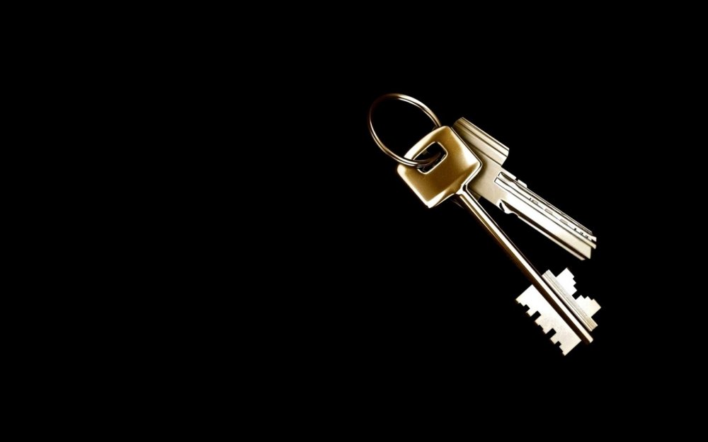 Ключи от квартиры на темном фоне