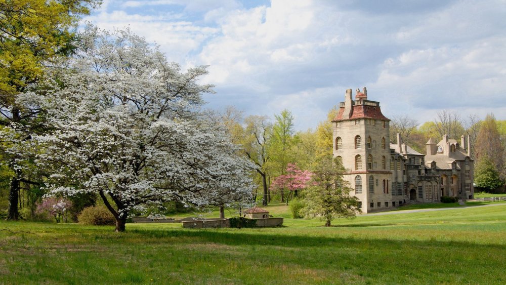 Замок весной