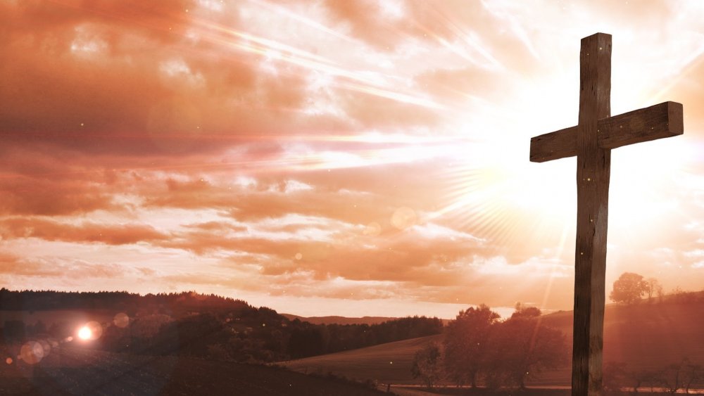 Крест на фоне солнца