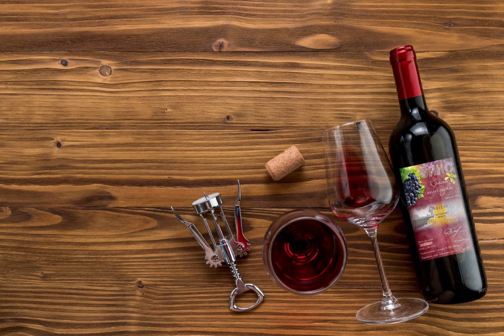 Вино на деревянном столе