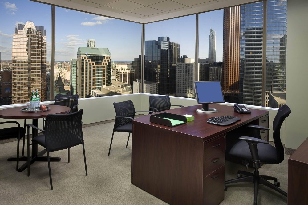 Офис с красивым видом из окна