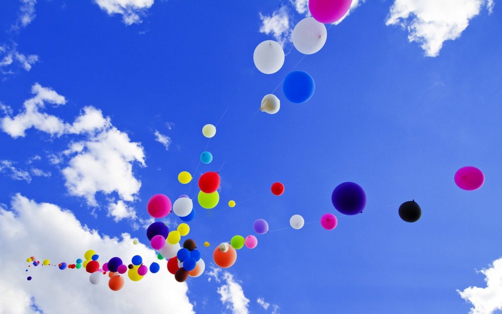 Воздушные шарики в небе