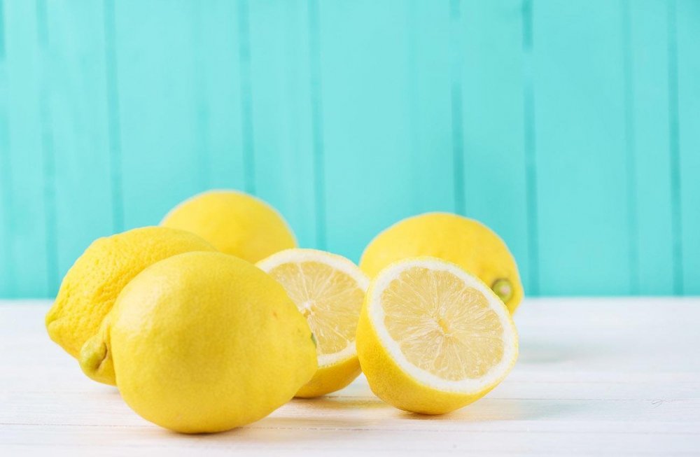 Лимон на столе
