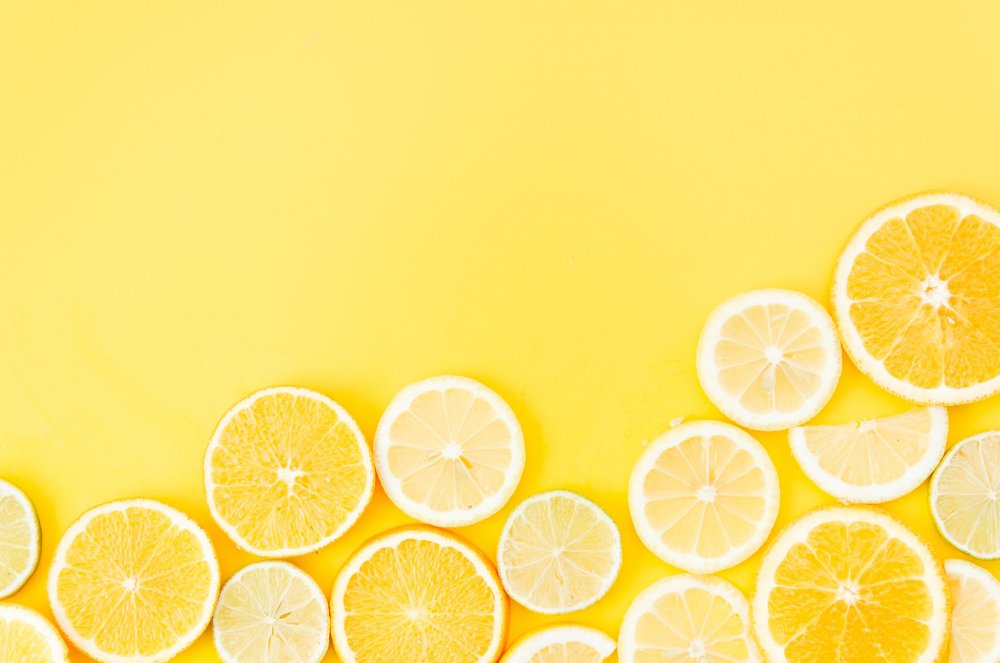 Лимон на желтом фоне