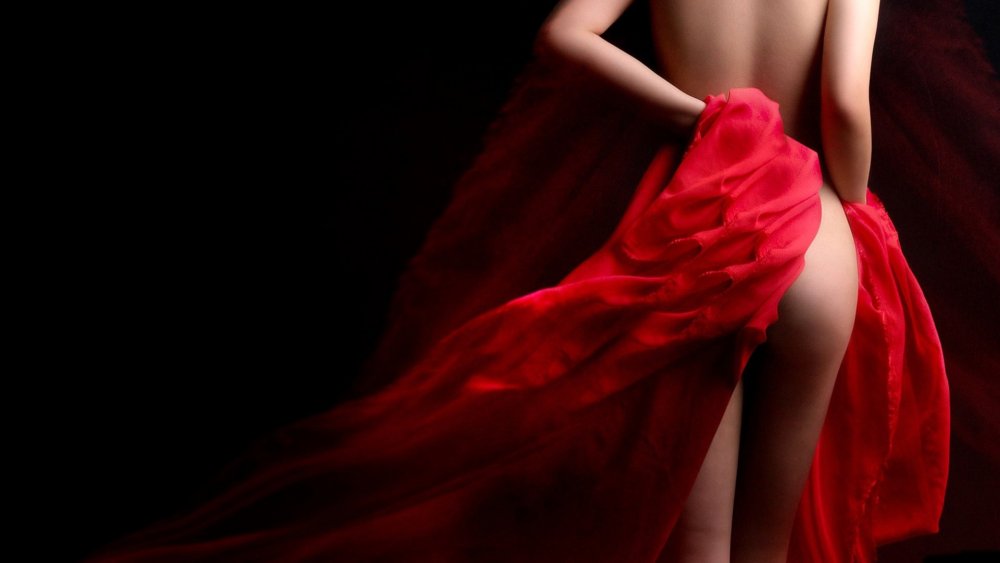Женщина в Красном со спины