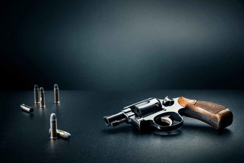 Револьвер на столе