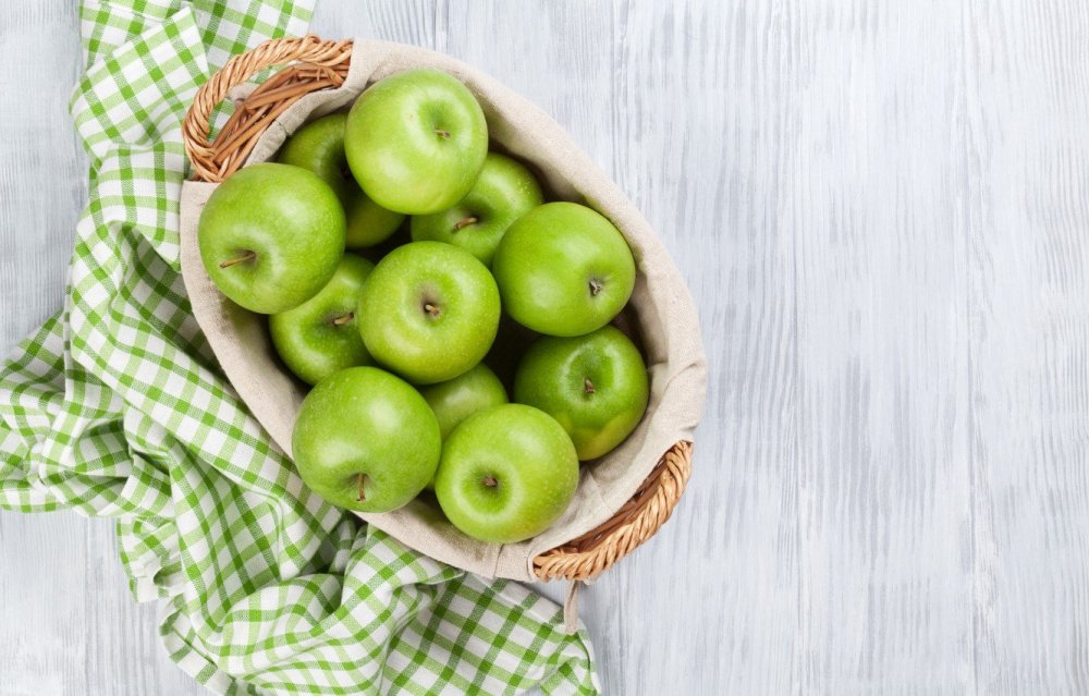 Зеленые яблоки в корзине